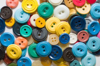 Beyaz bir arka plan üzerinde birçok eski düğmeleri