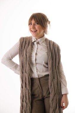 Beyaz bir arka plan üzerinde gülümseyen bir kazaklı kadın