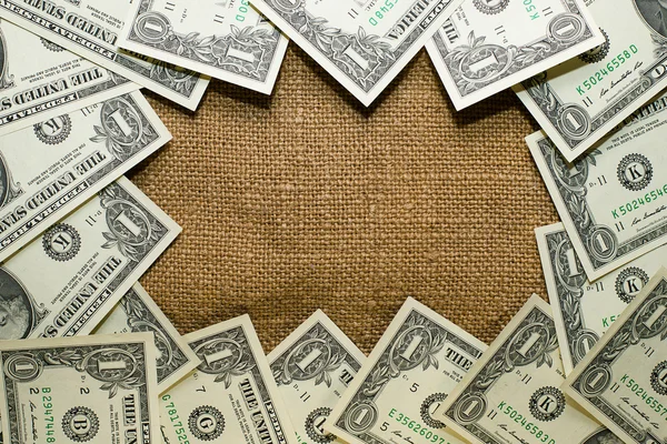 纸币美元排在一个圆的旧布 图库图片
