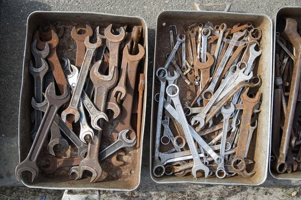 Старые ключи слесаря в металлической коробке. . — стоковое фото