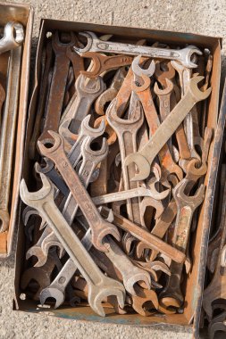 Bir metal kutuda eski çilingir anahtar taşı are.