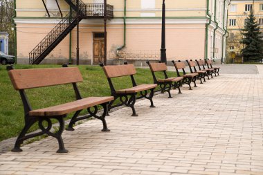 Bir şehir parkında oturan için çeşitli tezgahları