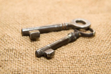  Kasanın bir çok eski kumaş üzerine iki eski anahtar