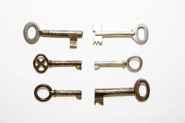 Šesti staré klíče k sejfu na bílém pozadí — Stock fotografie