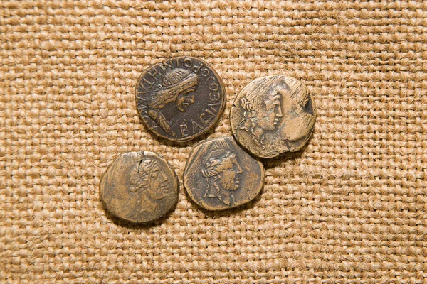 Monete antiche con ritratti di imperatori su stoffa vecchia — Foto Stock