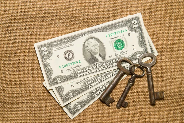 US dollar banknotes and vintage keys on an old cloth — Stock Photo, Image