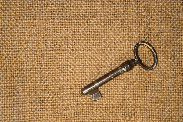 Vieille clé du coffre-fort sur un tissu très ancien — Photo