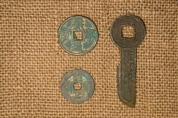 中国古代青铜钱币上旧布 图库照片