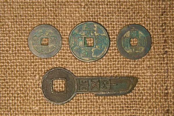 Gamla kinesiska brons mynt på gammal trasa — Stockfoto