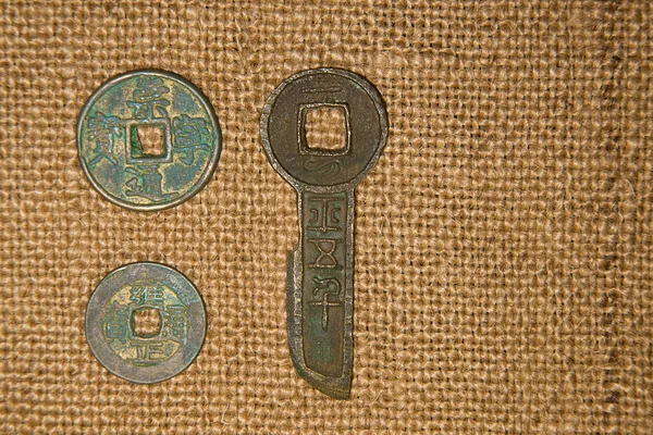 中国古代青铜钱币上旧布 图库图片