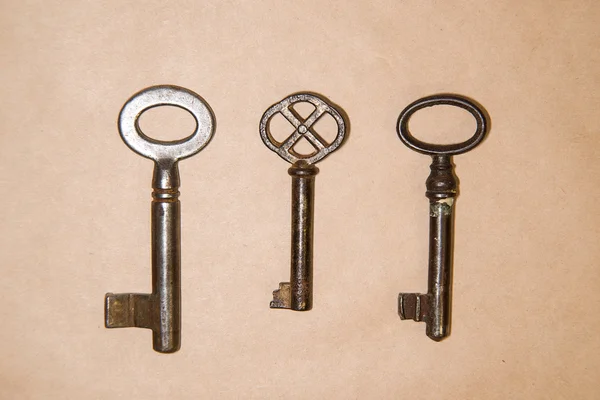 Beaucoup de clés vintage des serrures sur du papier artisanal — Photo