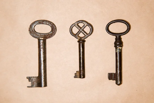 A lot vintage keys from the locks on kraft paper — Stock Photo, Image