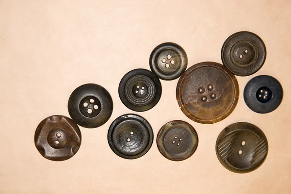 Beaucoup de boutons vintage sur le papier artisanal — Photo