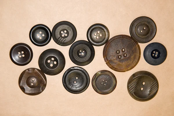 Vintage düğmeleri Kraft kağıt üzerinde bir sürü — Stok fotoğraf