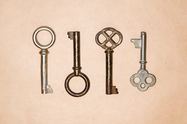 Wiele starych kluczy z blokad na craft paper — Zdjęcie stockowe