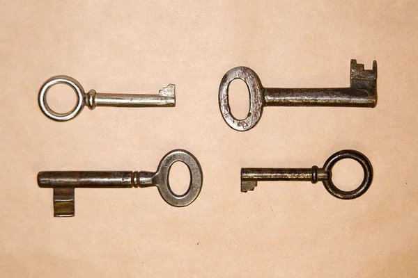 Muitas chaves vintage das fechaduras em papel artesanal — Fotografia de Stock