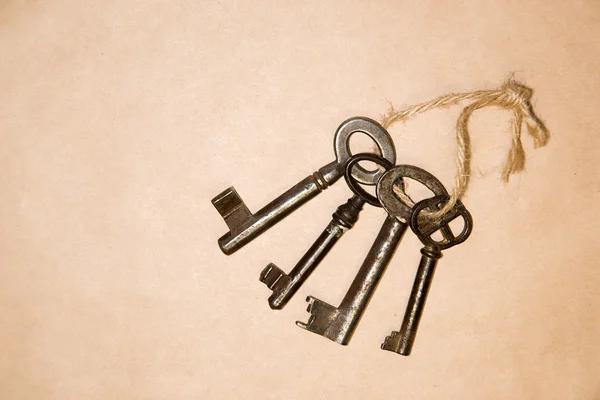 Hodně vintage klíče od zámků na papír řemesla — Stock fotografie