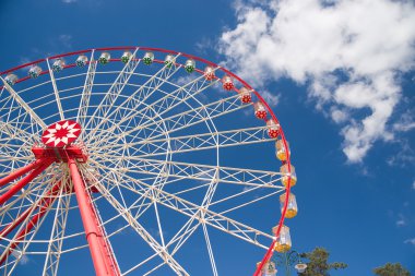 Atraktsion dönme dolap mavi gökyüzü