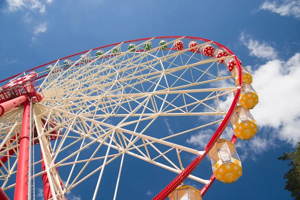 Atraktsion Ferris wheel against the blue sky — Stock Photo, Image