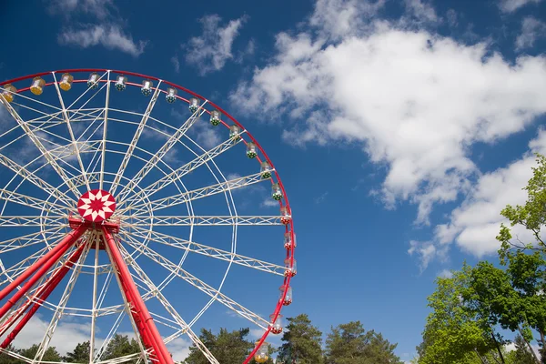 Atraktsion Ferris wheel against the blue sky — Stock Photo, Image