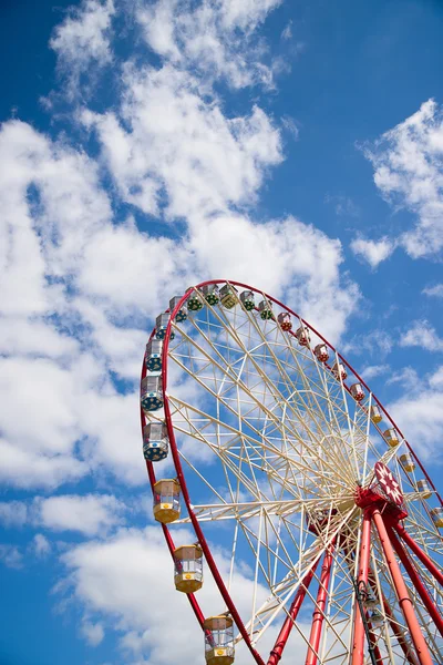 Atraktsion Ferris wheel against the blue sky — Stock Photo, Image