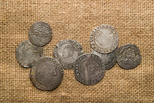 Moedas de prata da Inglaterra antiga com retratos de reis no velho — Fotografia de Stock