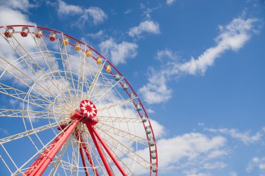 Atraktsion dönme dolap mavi gökyüzü