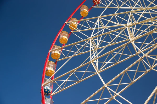 Atraktsion Ferris wheel against the blue sky — Stock Photo, Image