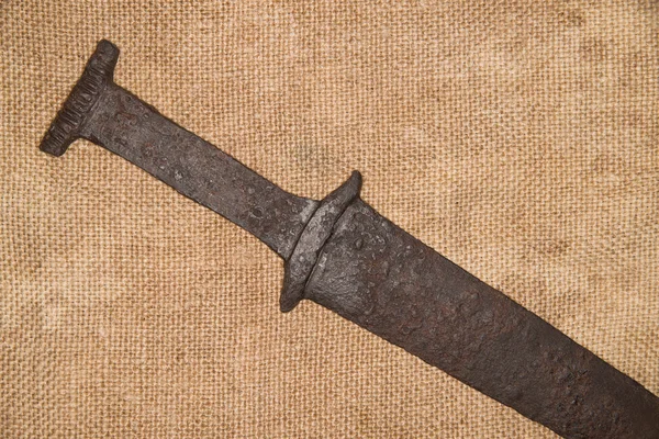 Древний меч на старой ткани — стоковое фото