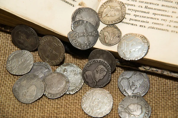 Alte französische Silbermünzen mit Porträts von Königen auf dem alten c — Stockfoto