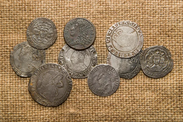 Antike englische Silbermünzen mit Porträts von Königen auf den alten — Stockfoto