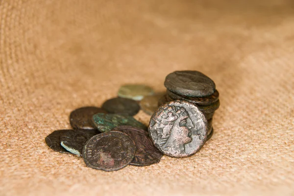 Ancient   coins with portraits of kings on the old cloth — Stock Photo, Image