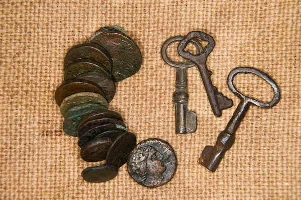 Ancient   coins with portraits of kings and keys on the old clot — Stock Photo, Image