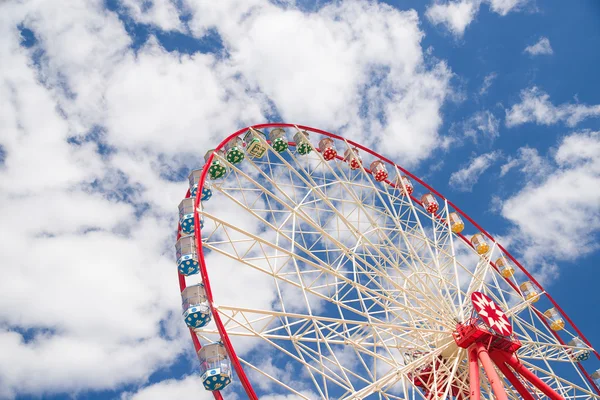 Atraktsion Ferris wheel against the blue sky — Stock Photo, Image