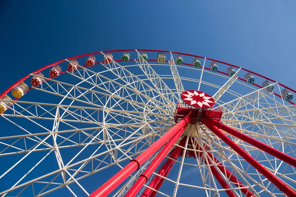 Atraktsion Ferris wheel against the blue sky — Stock Photo, Image