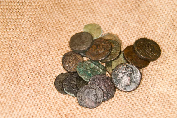 Antike Münzen mit Porträts von Königen auf altem Tuch — Stockfoto