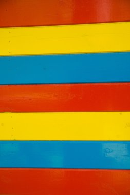 Yatay olarak düzenlenen bazı parlak çok renkli ahşap plakalar