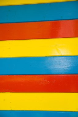 Yatay olarak düzenlenen bazı parlak çok renkli ahşap plakalar