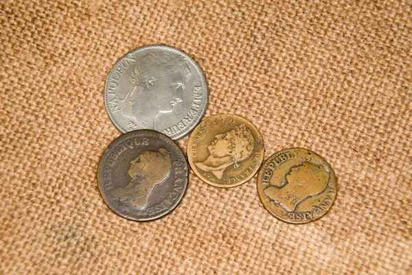 Ancient   coins with portraits of kings on the old cloth — Stock Photo, Image