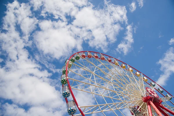 Atraktsion Ferris wheel against a blue sky — Stock Photo, Image