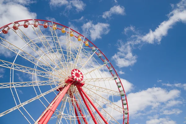 Atraktsion Ferris wheel against a blue sky — Stock Photo, Image