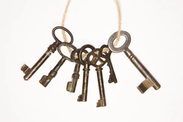 Wiele starych kluczy z blokad na białym tle — Zdjęcie stockowe