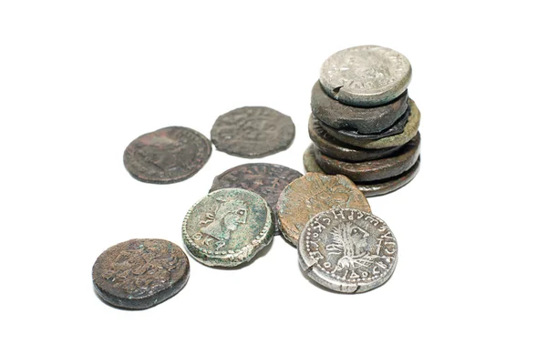 Вінтажні монети з портретами на білому тлі — стокове фото