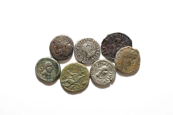 Вінтажні монети з портретами на білому тлі — стокове фото