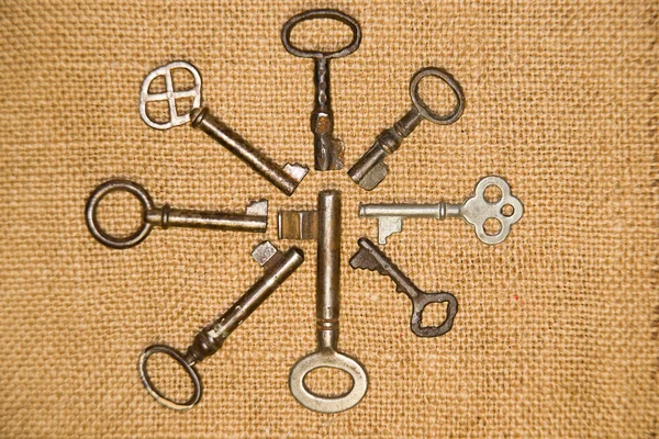 En hel del vintage nycklar från lås på gammal trasa — Stockfoto