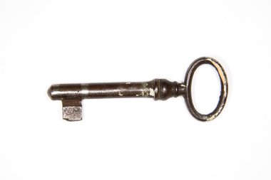 Beyaz bir arka plan üzerinde güvenli bir eski anahtarları