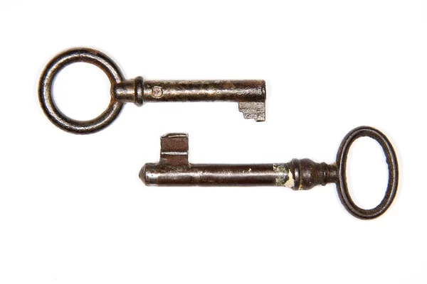 Deux vieilles clés du coffre sur fond blanc — Photo
