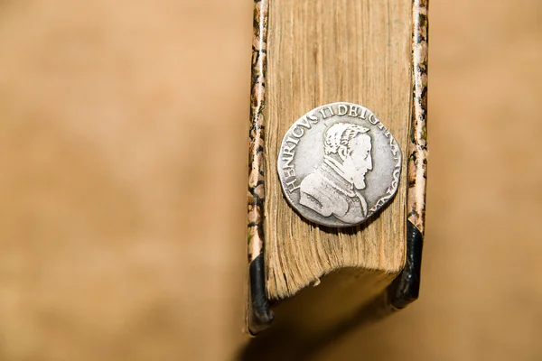 Französische alte Münze mit dem Porträt des Königs ist auf dem Buch — Stockfoto