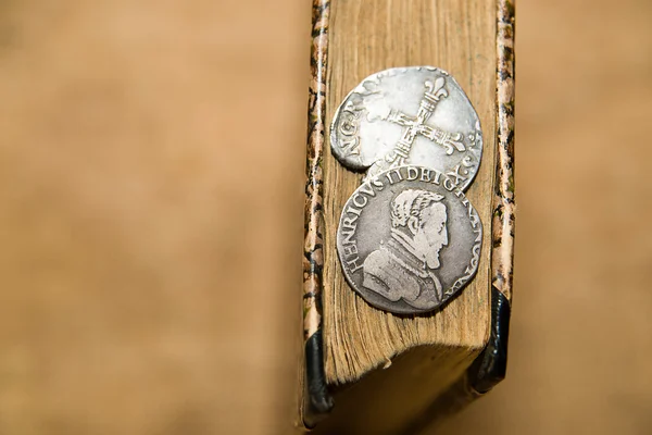 Französische alte Münze mit dem Porträt des Königs ist auf dem Buch — Stockfoto