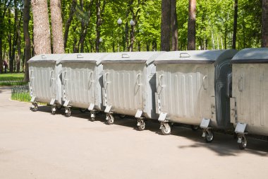 Çöp bir asfalt sitede birkaç konteyner